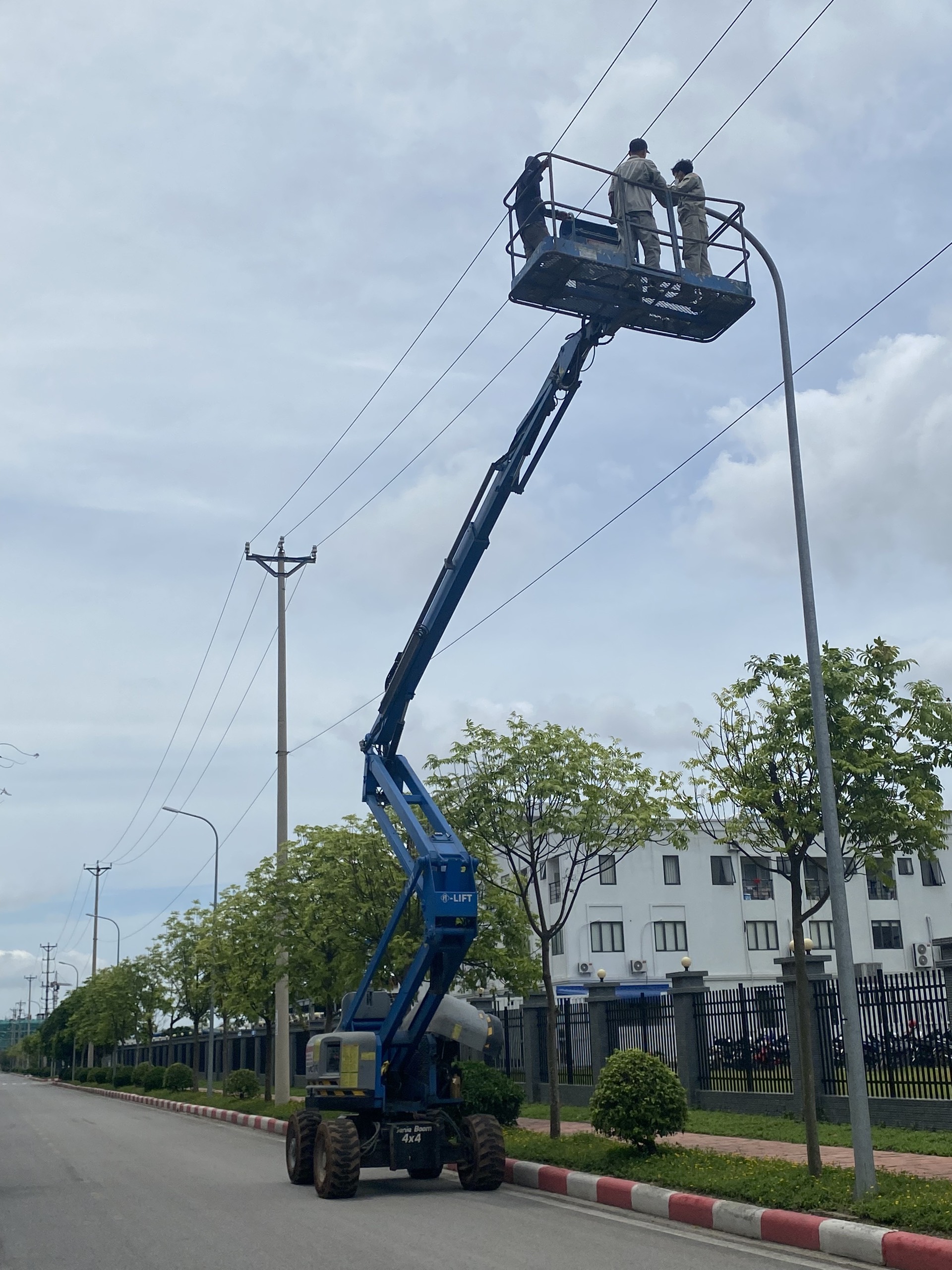 Dịch vụ xe nâng người tự hành Boom lift tại Quảng Ninh