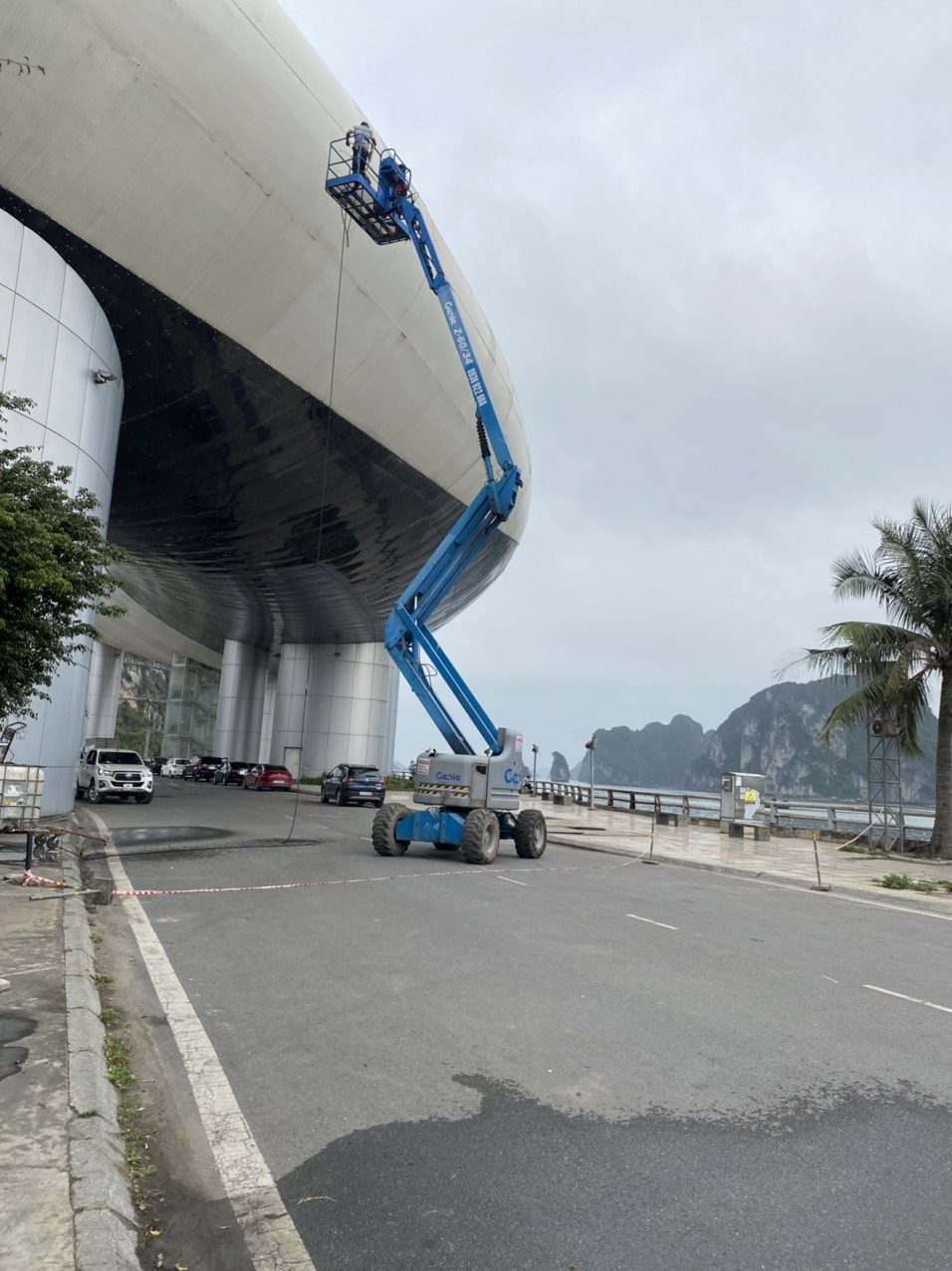 Cho thuê xe nâng người tự hành Boom lift tại Quảng Ninh