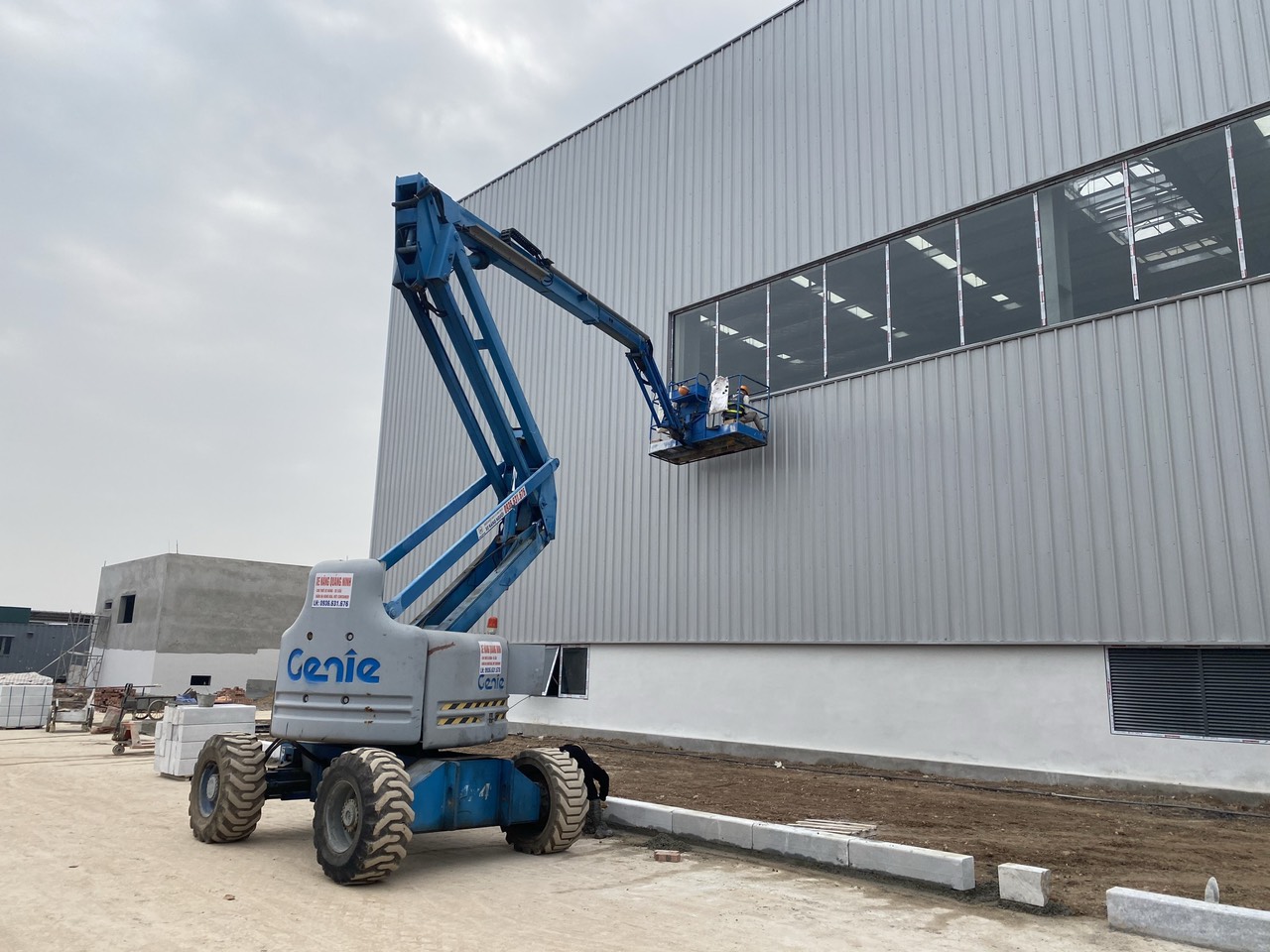 Cho thuê xe nâng người Boomlift tại khu công nghiệp Amata Quảng Ninh