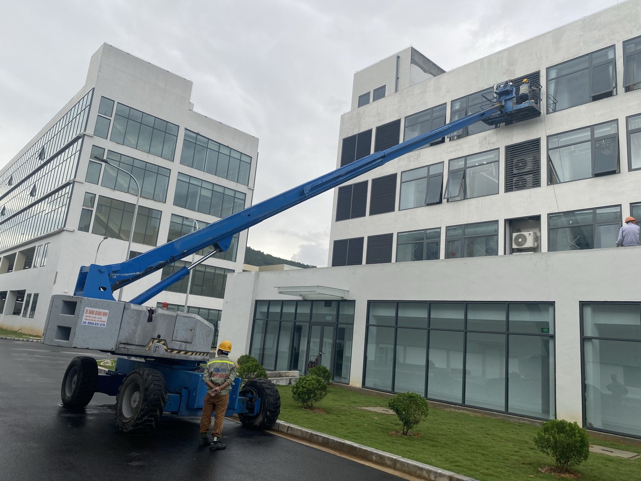 Cho thuê xe nâng người Boomlift tại Hạ Long, Quảng Ninh