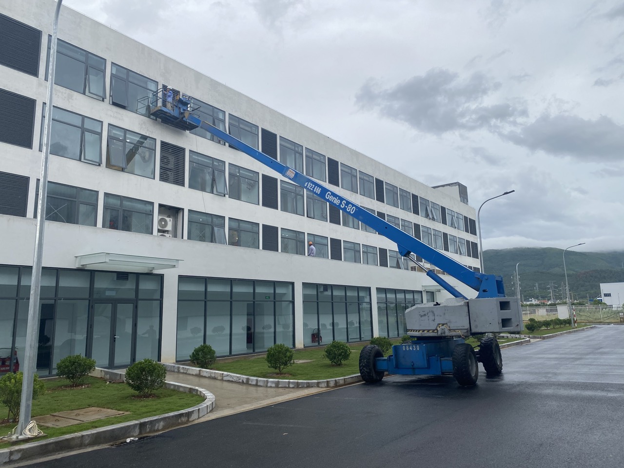 Cho thuê xe nâng người Boomlift tại Hạ Long, Quảng Ninh
